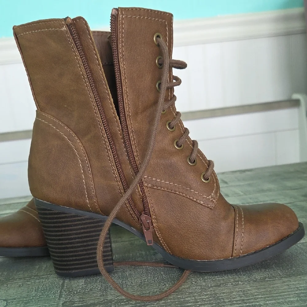 Faded Glory Brown Lace-Up Boots with Chunky Heel - Picture 4 of 8